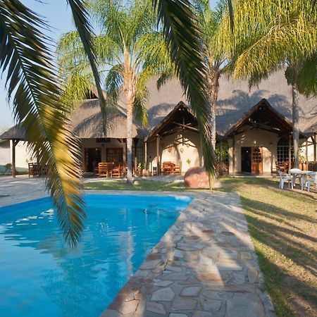 Готель Oshakati Country Екстер'єр фото
